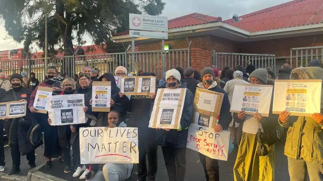 Bishop Lavis Action Community成员在社区诊疗中心外抗议。 / Camray Clarke / EWN