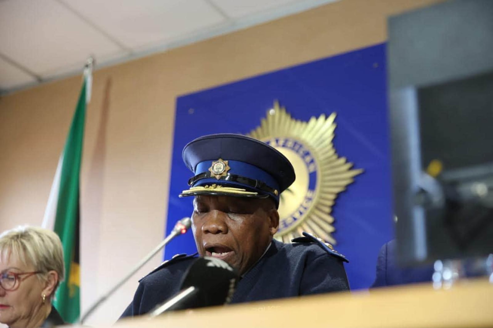 西开普省警察局长Sizakhele Dyantyi公布季度犯罪统计。 / WC SAPS