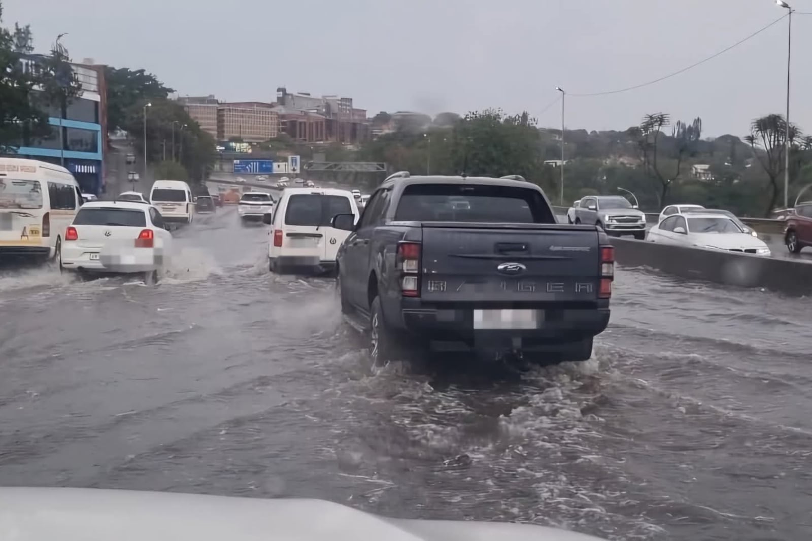 9月15日强降雨后，德班方向N3公路部分路段因积水关闭。 / eThekwini municipality