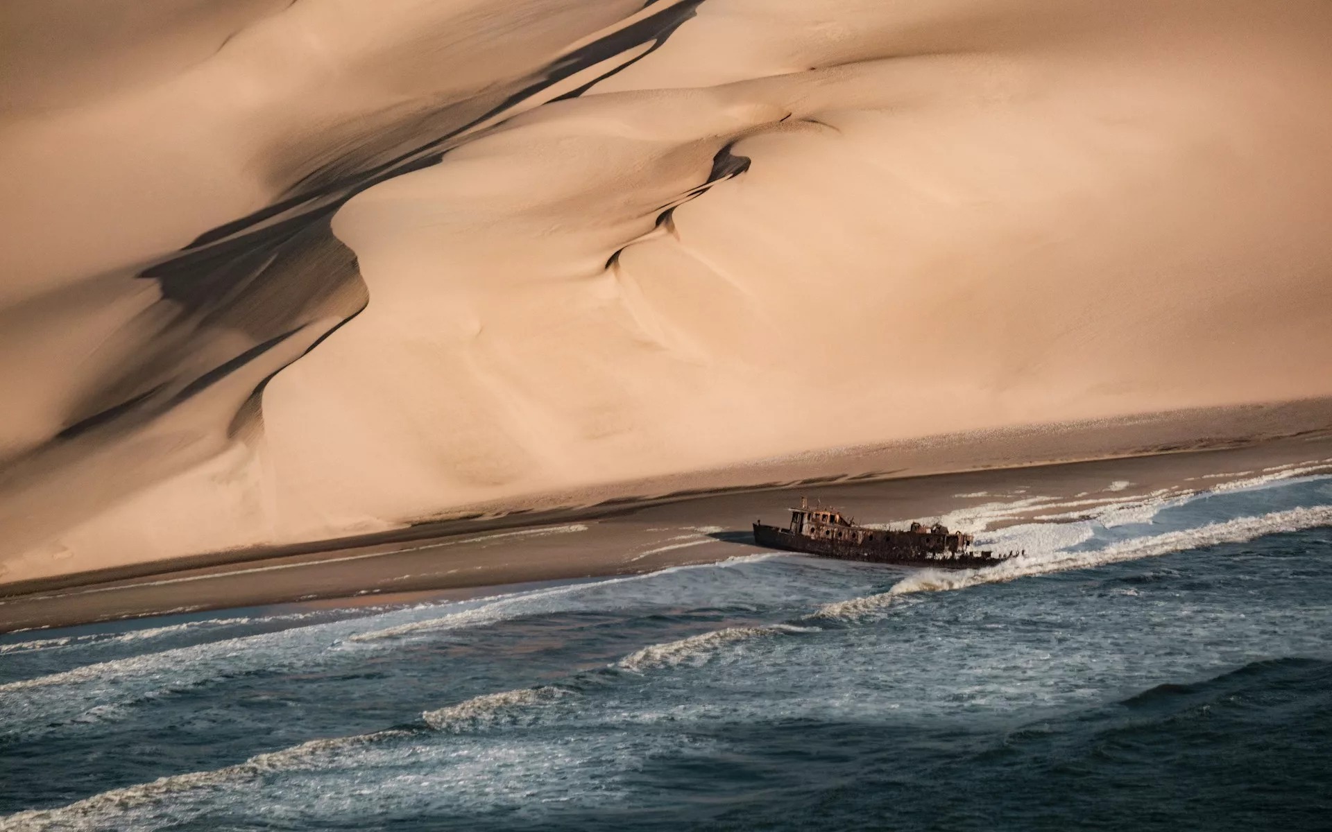资料图：沙丘、海滩与大西洋相接的海岸景观。 / Joshua Kettle / Unsplash