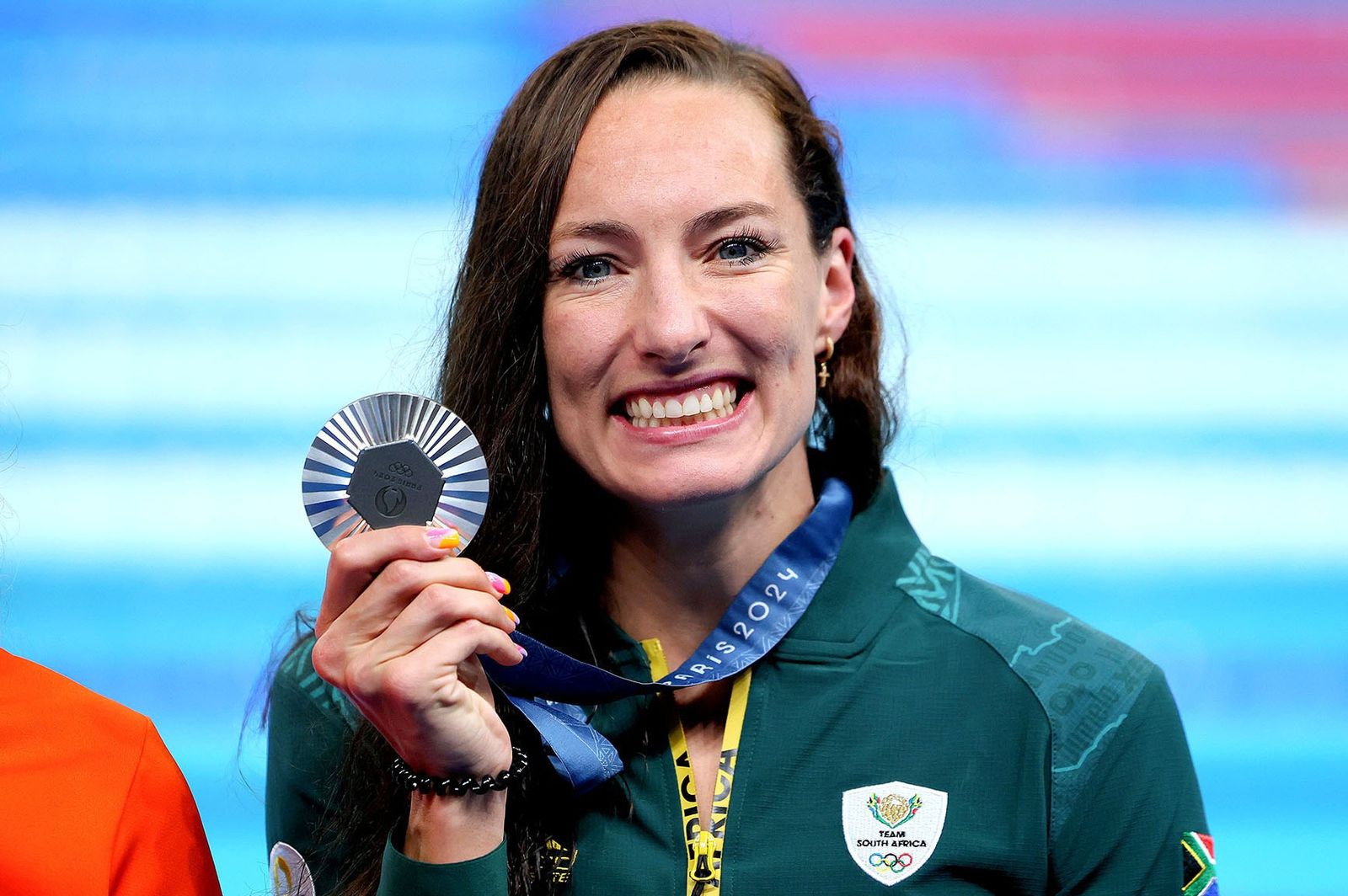 2024年8月1日，Tatjana Smith在巴黎奥运会女子200米蛙泳决赛后展示银牌。 / Clive Rose / Getty Images（经 ...