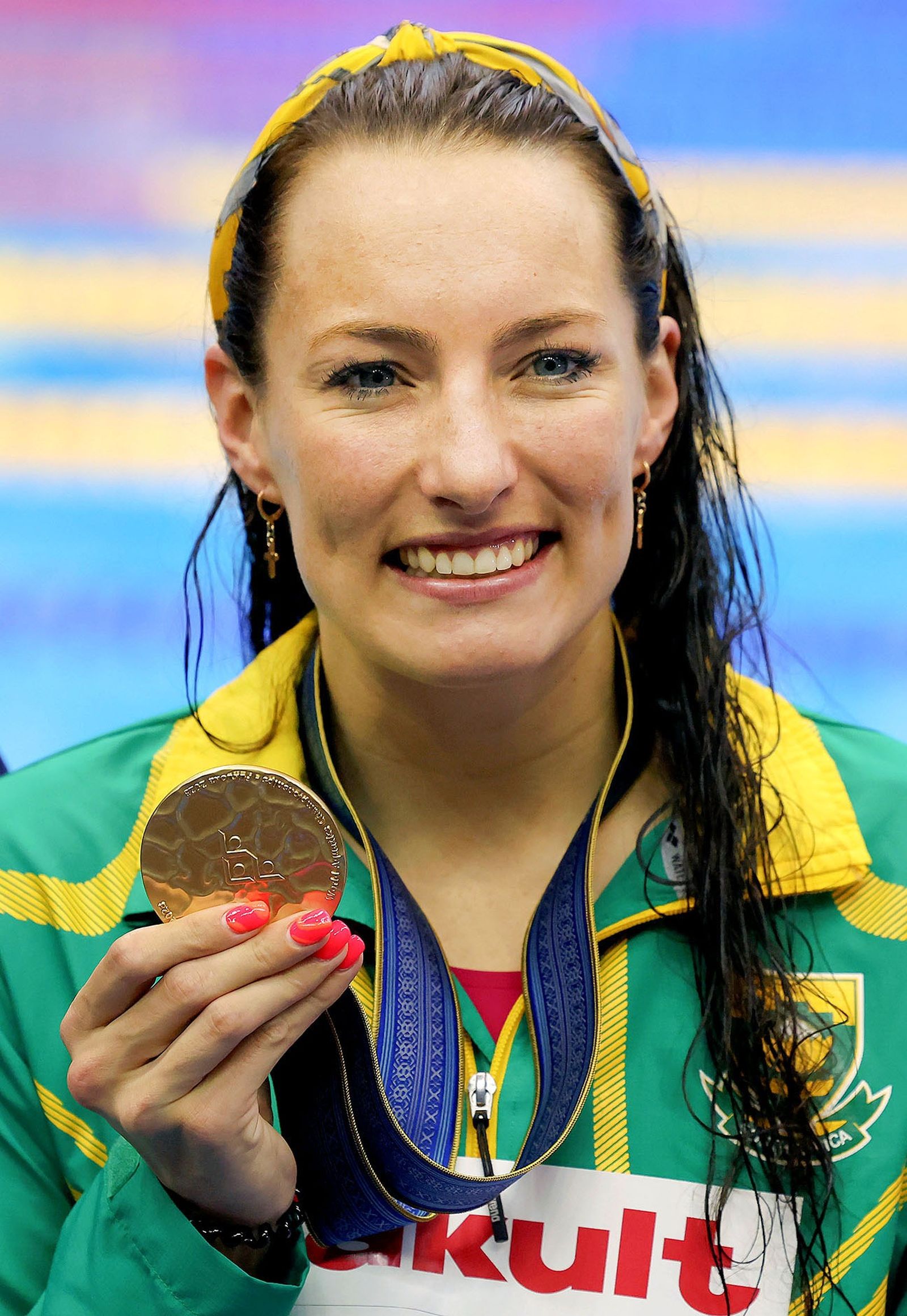 Tatjana Smith展示2023年福冈游泳世锦赛女子200米蛙泳金牌。 / Ian MacNicol / Getty Images（经Daily Mave ...