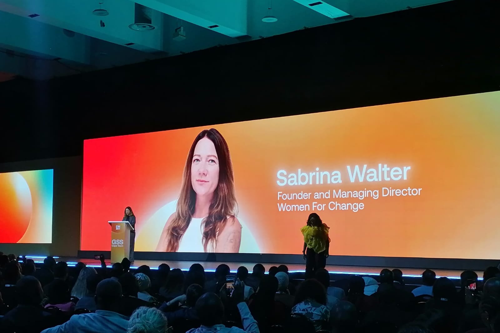 2026年9月15日，Women For Change创始人兼董事总经理Sabrina Walter在开普敦PMI全球峰会上发言。 / Khuleka ...