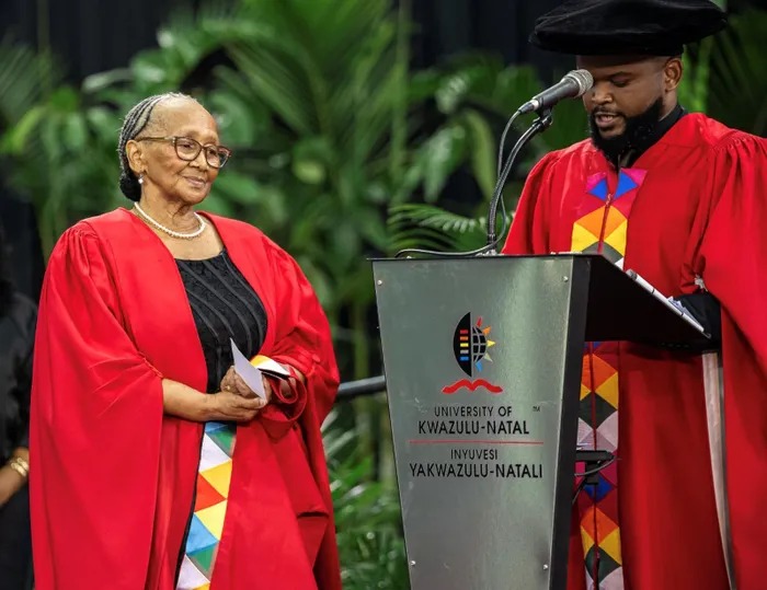 夸祖鲁－纳塔尔大学健康科学学院研究院长Bongani Nkambule教授在Dolly Nyasulu的毕业典礼上宣读其论文介绍 ...