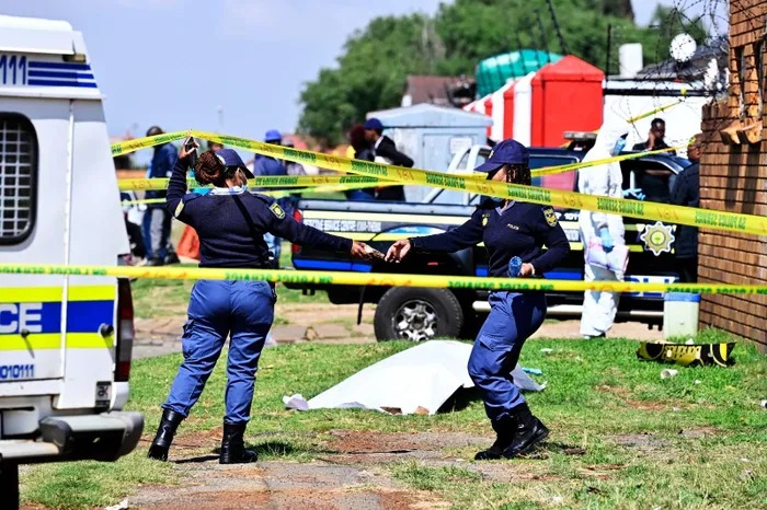 民盟提供50万兰特悬赏，引起对埃库鲁莱尼八名女性死亡案件调查的关注；PMC的Curt Van Heerden质疑警方据称 ...
