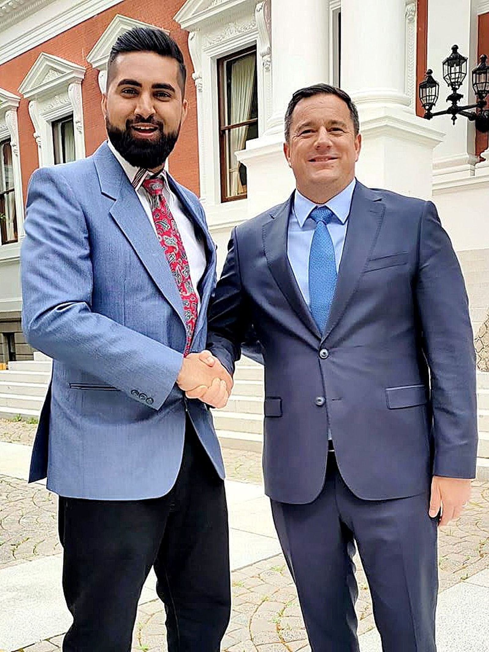 Abdulkader Elyas与前民盟领导人John Steenhuisen在国会外。 / Abdulkader Elyas／Facebook
