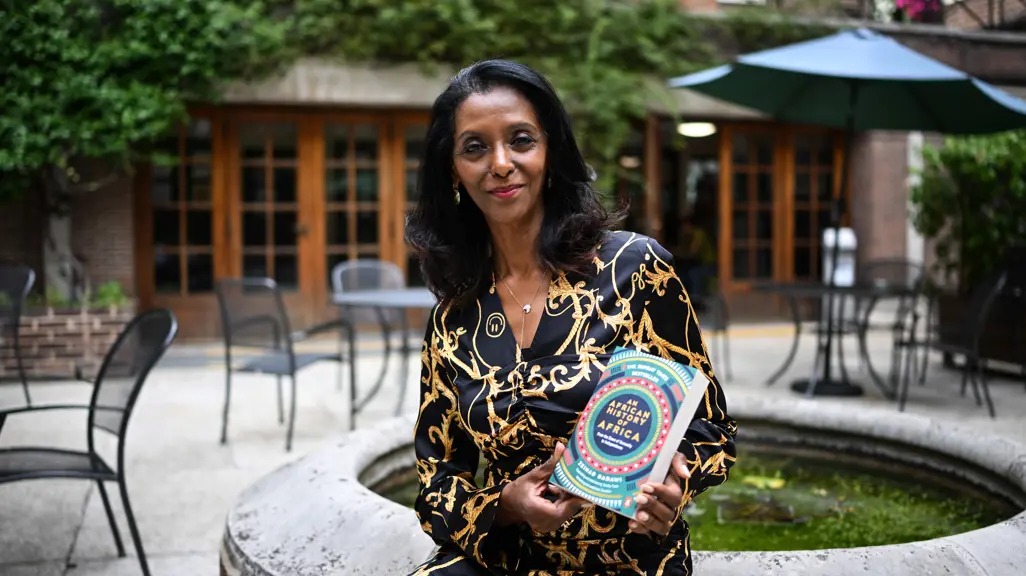 2026年9月10日，Zeinab Badawi在伦敦Friends House与她的《An African History of Africa》合影。 / AFP ...