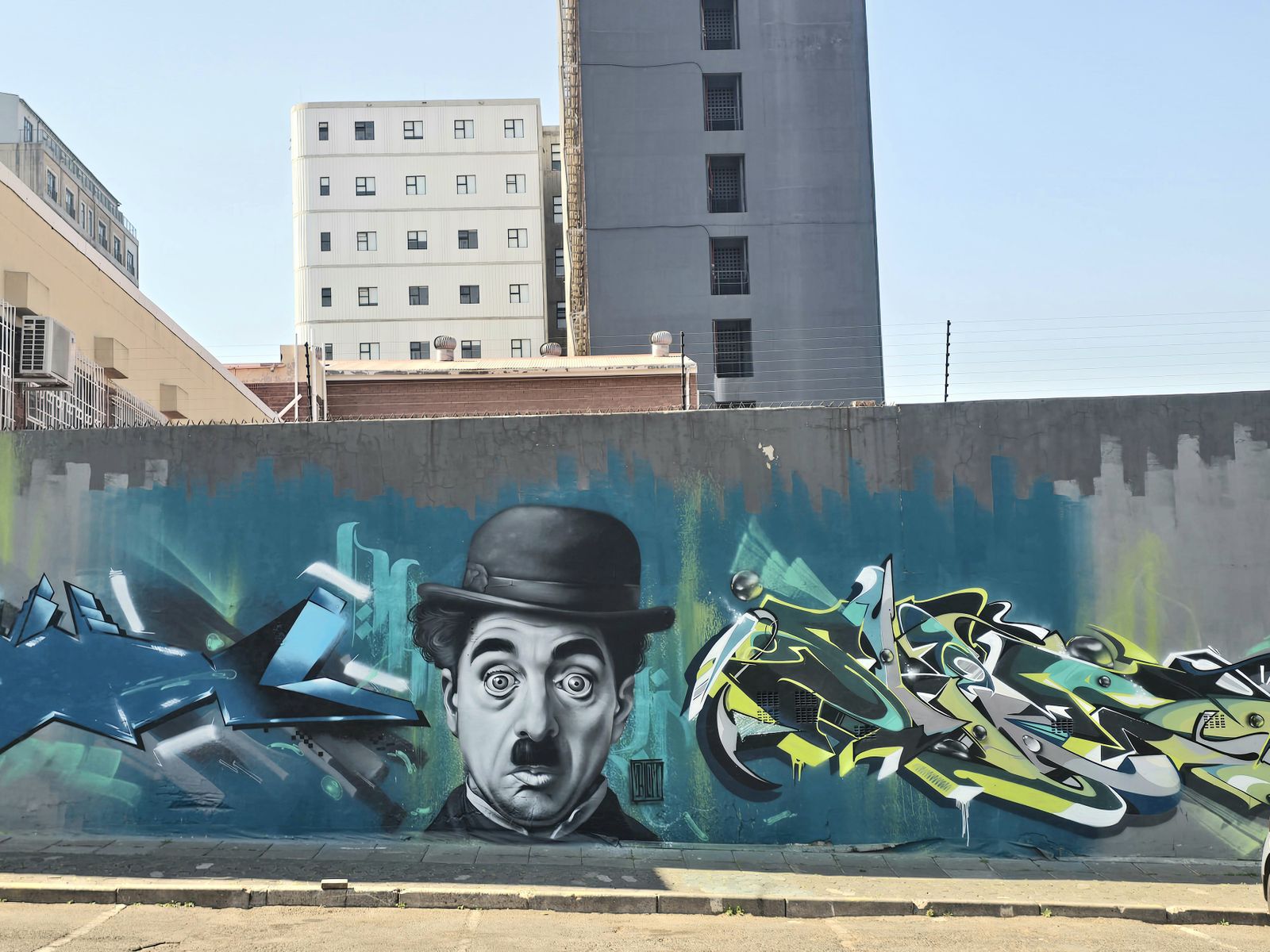 Braamfontein的卓别林壁画，由当地涂鸦与街头艺术家Riot Top Two创作。 / Bridget Hilton-Barber ...