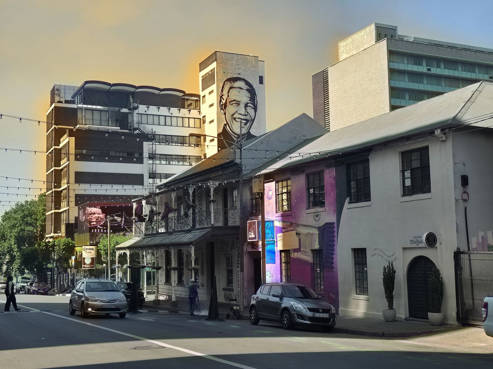 Braamfontein的Juta Street上，美国街头艺术家Shepard Fairey创作的十层楼高公共艺术作品《The Purple Shal ...
