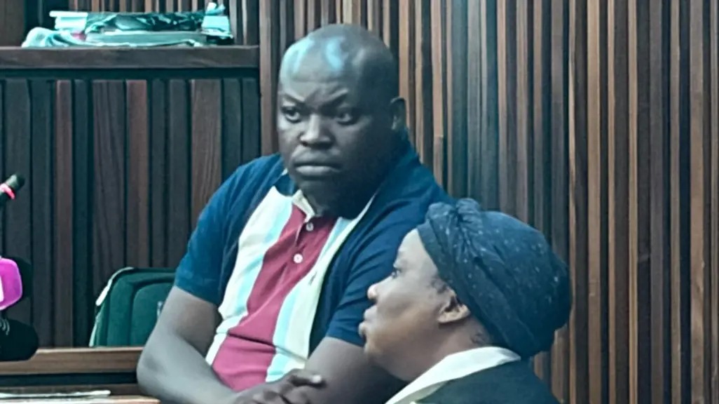 Vusimuzi“Cat”Matlala案一号被告Musa Kekana在法庭接受交叉盘问。 / Dimakatso Leshoro／EWN ...
