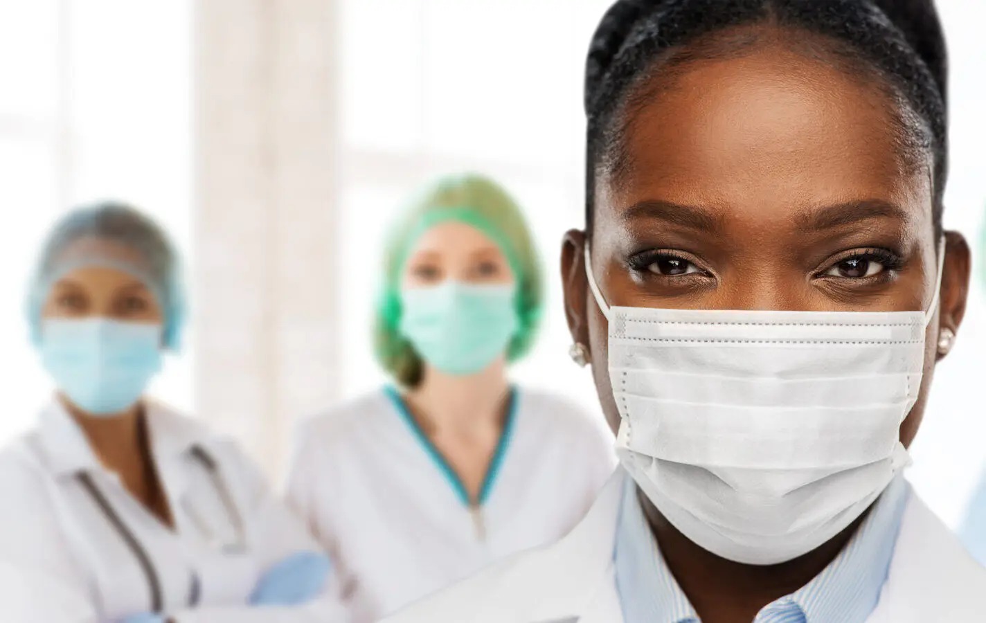 南非HIV与结核病医护人员咨询热线为医护人员提供相关临床信息。示意图。 / Shutterstock ...
