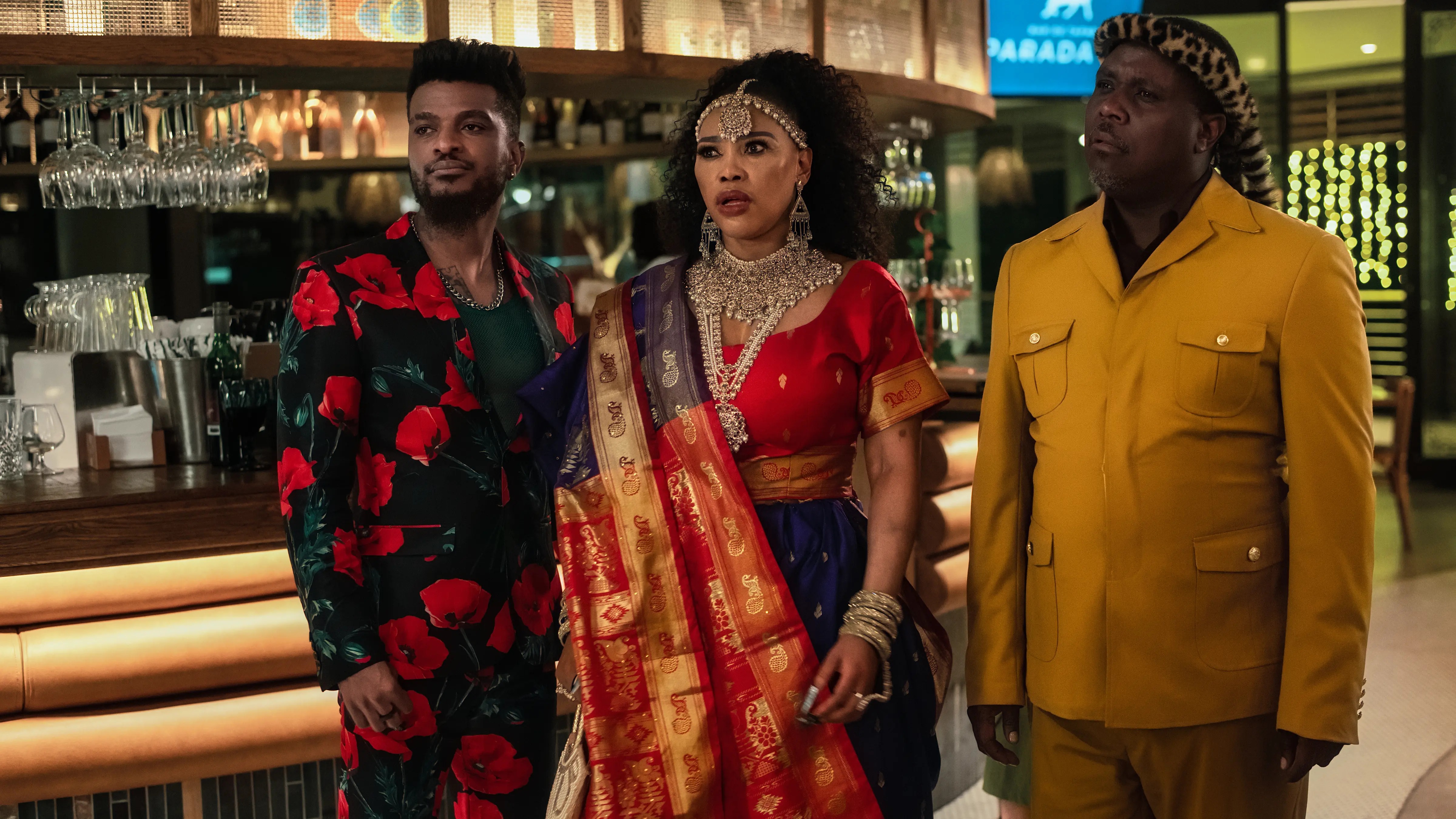 《How to Ruin Diwali: Meet The Parents》中的Luthando Bu Mthembu、Sonia Mbele和饰演Mandla的Meshack Ma ...