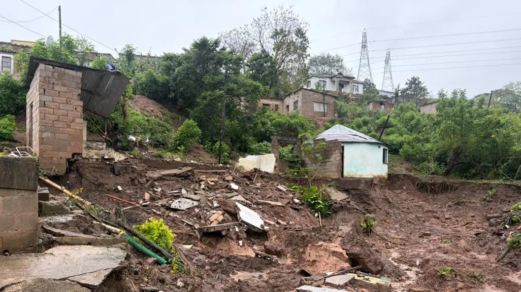 德班西部Tshelimnyama三所住宅遭泥石流冲毁。 / Thabiso Goba／EWN