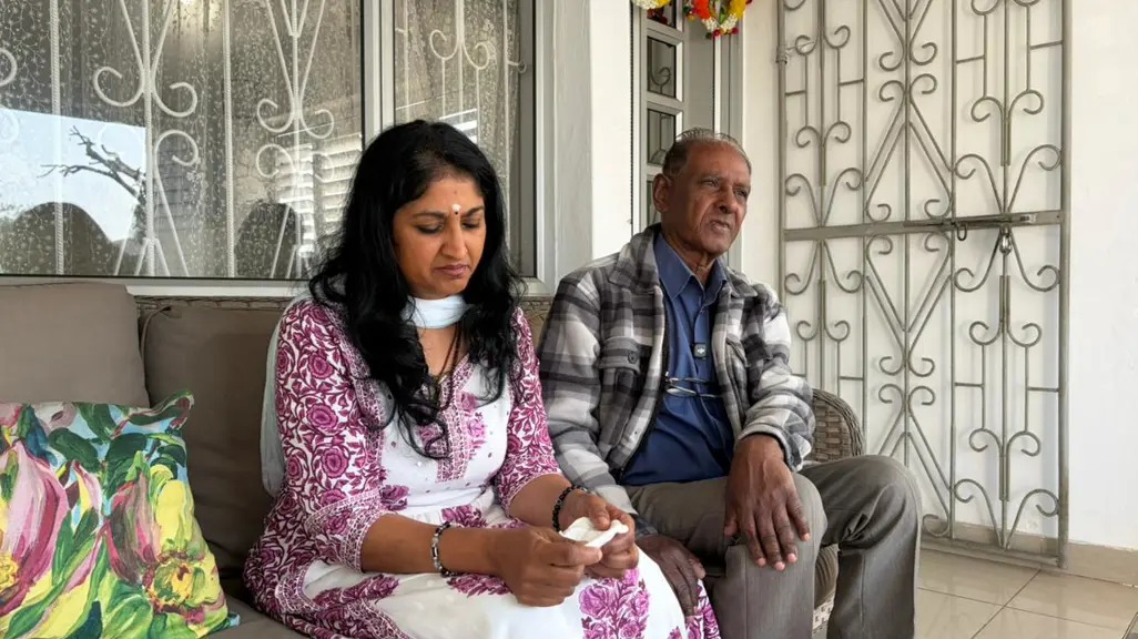 Terricia Govender的母亲Linda Govender和祖父Krish Govender在Isipingo家门外。 / Supplied