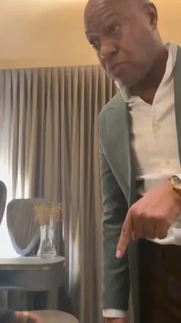 一名男子在洗手间威胁女性的视频截图。 / Screenshot