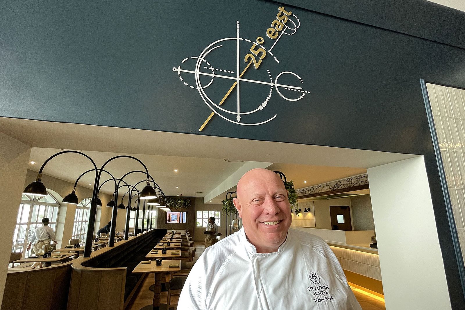 City Lodge Hotels餐饮运营总经理Trevor Boyd在25° East餐厅前。 / Kyran Blaauw