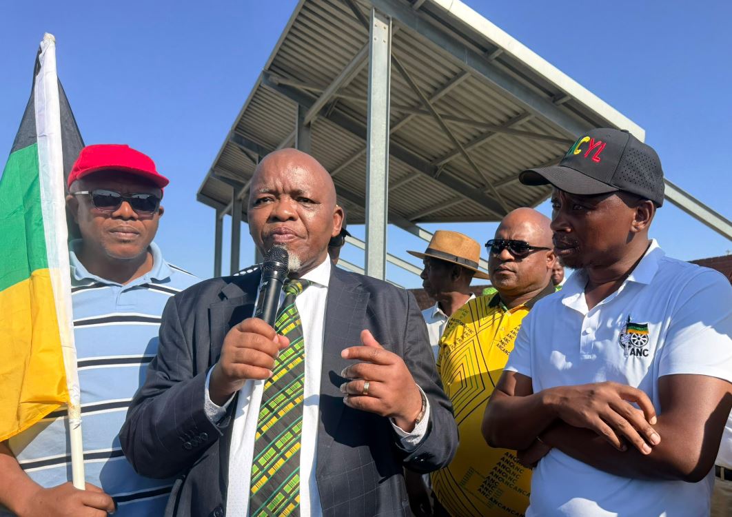2026年9月20日，非国大全国主席Gwede Mantashe在东开普省KwaZakhele向居民讲话。 / X@MYANC ...