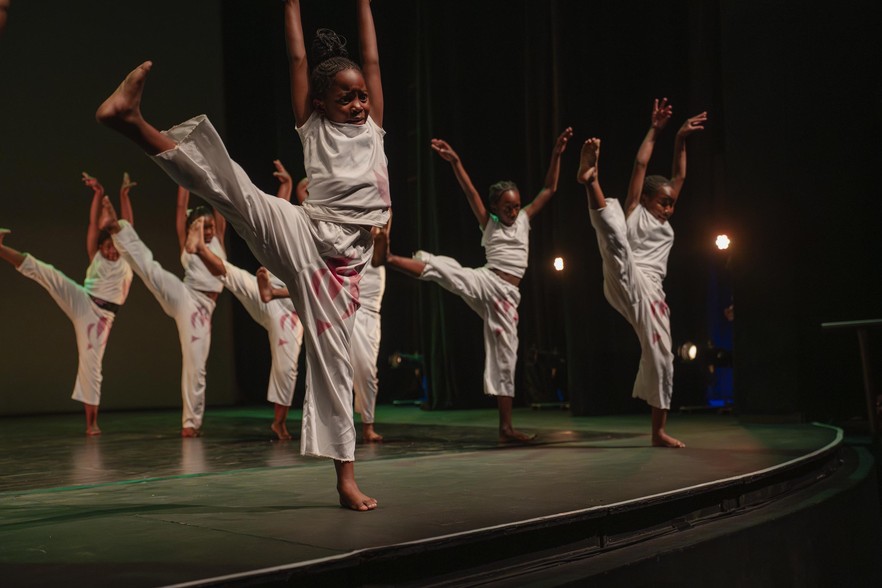 Ithuba Community College学员在约堡大学艺术中心的Keorapetse William Kgositsile剧院参加十周年演出。 /  ...
