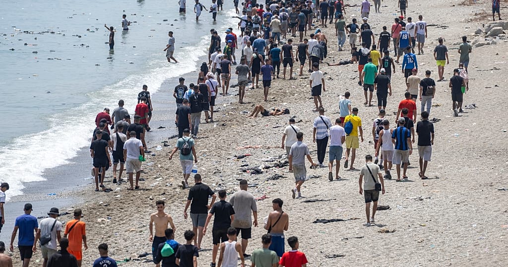 人们走在休达海滩上。 / Copyright 2026 The Associated Press. All rights reserved