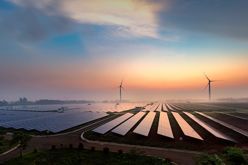 太阳能与风力发电设施资料配图。 / Department of Mineral Resources & Energy