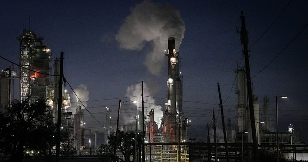 资料图：2023年11月16日，美国得克萨斯州Corpus Christi的一座Citgo炼油厂。此图为原报道所用资料图片，并 ...