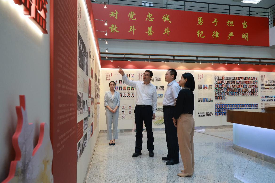 报告前参观外交学院校史展。 / 中非合作论坛网站／直通非洲（原页未另列摄影署名） ...