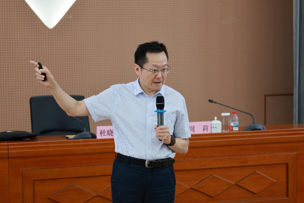 杜晓晖作专题报告。 / 中非合作论坛网站／直通非洲（原页未另列摄影署名） ...