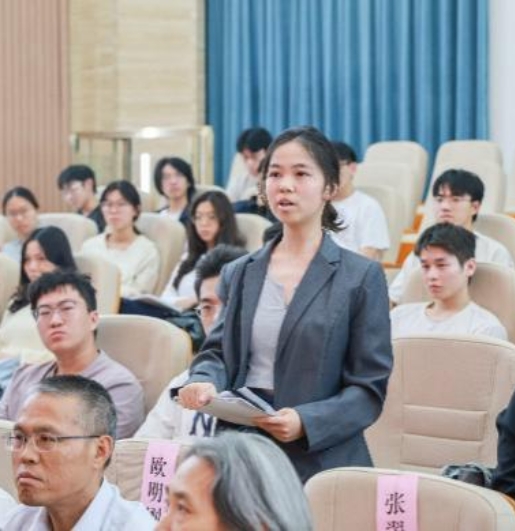 师生在报告会现场参与交流。 / 中非合作论坛网站／直通非洲（原页未另列摄影署名） ...