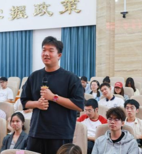报告会互动提问环节。 / 中非合作论坛网站／直通非洲（原页未另列摄影署名） ...