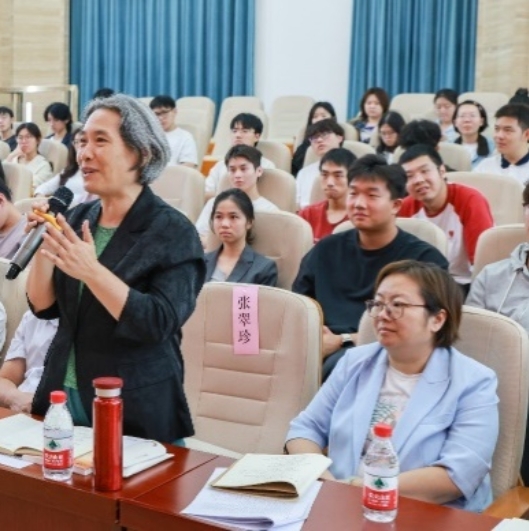 与会人员在互动环节发言。 / 中非合作论坛网站／直通非洲（原页未另列摄影署名） ...