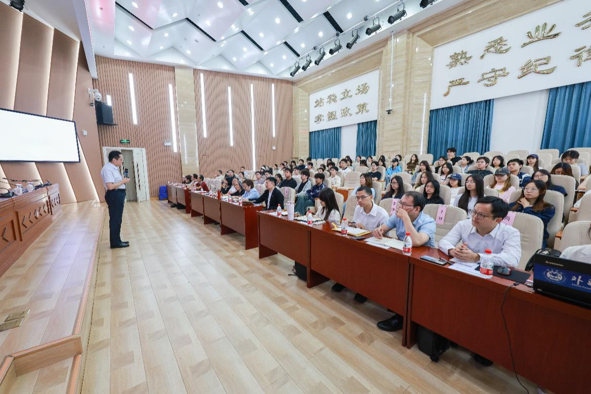 师生听取专题报告。 / 中非合作论坛网站／直通非洲（原页未另列摄影署名） ...