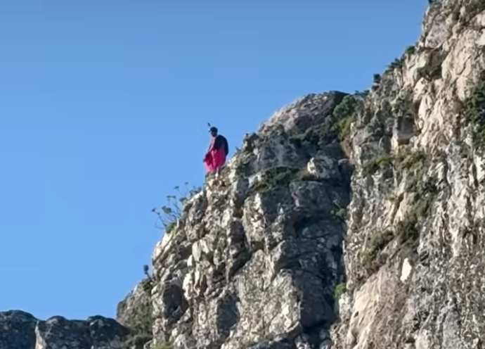 原文所配山崖跳伞视频截图。