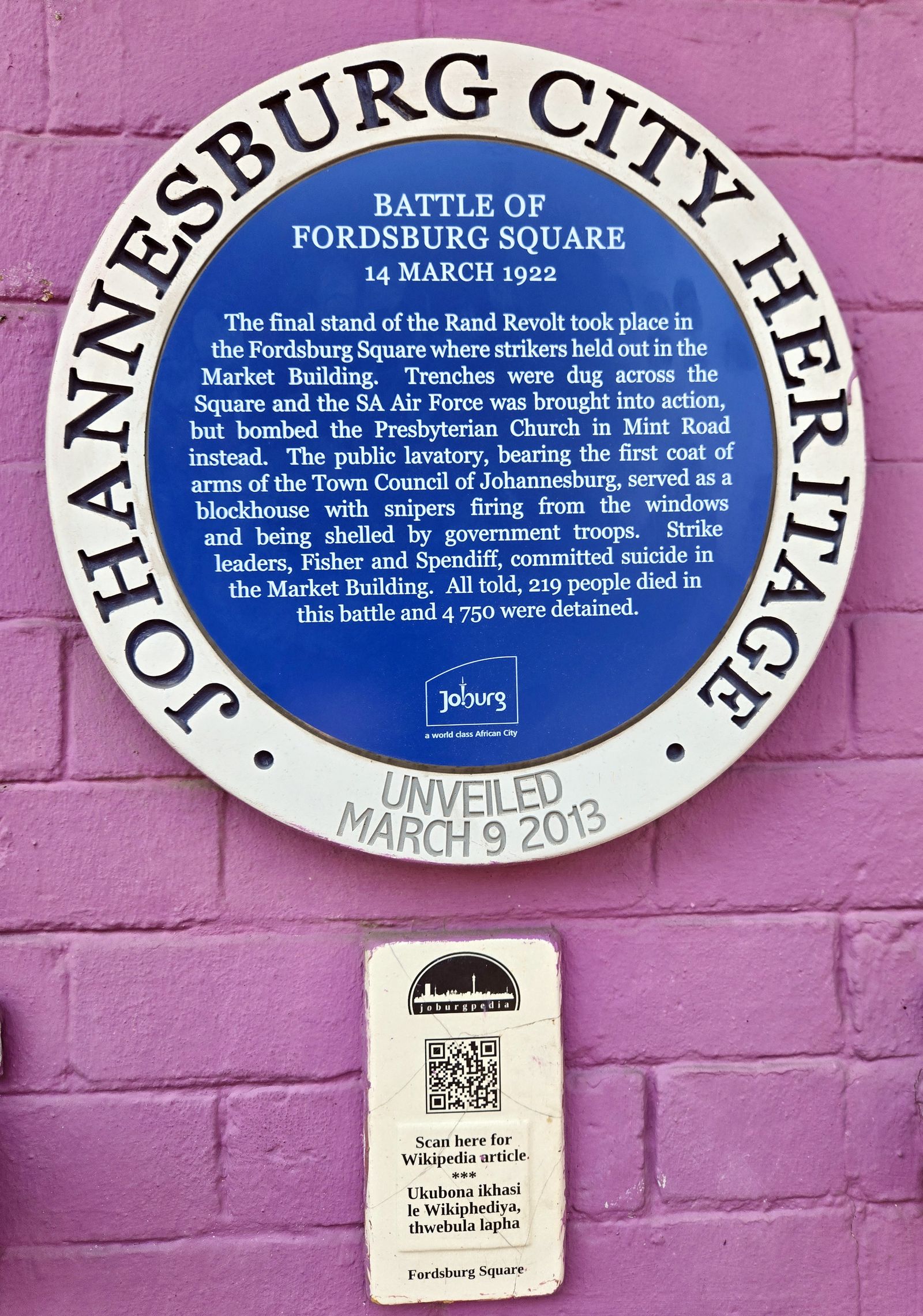 Fordsburg Square翻新后的遗产铭牌。 / Eric Itzkin