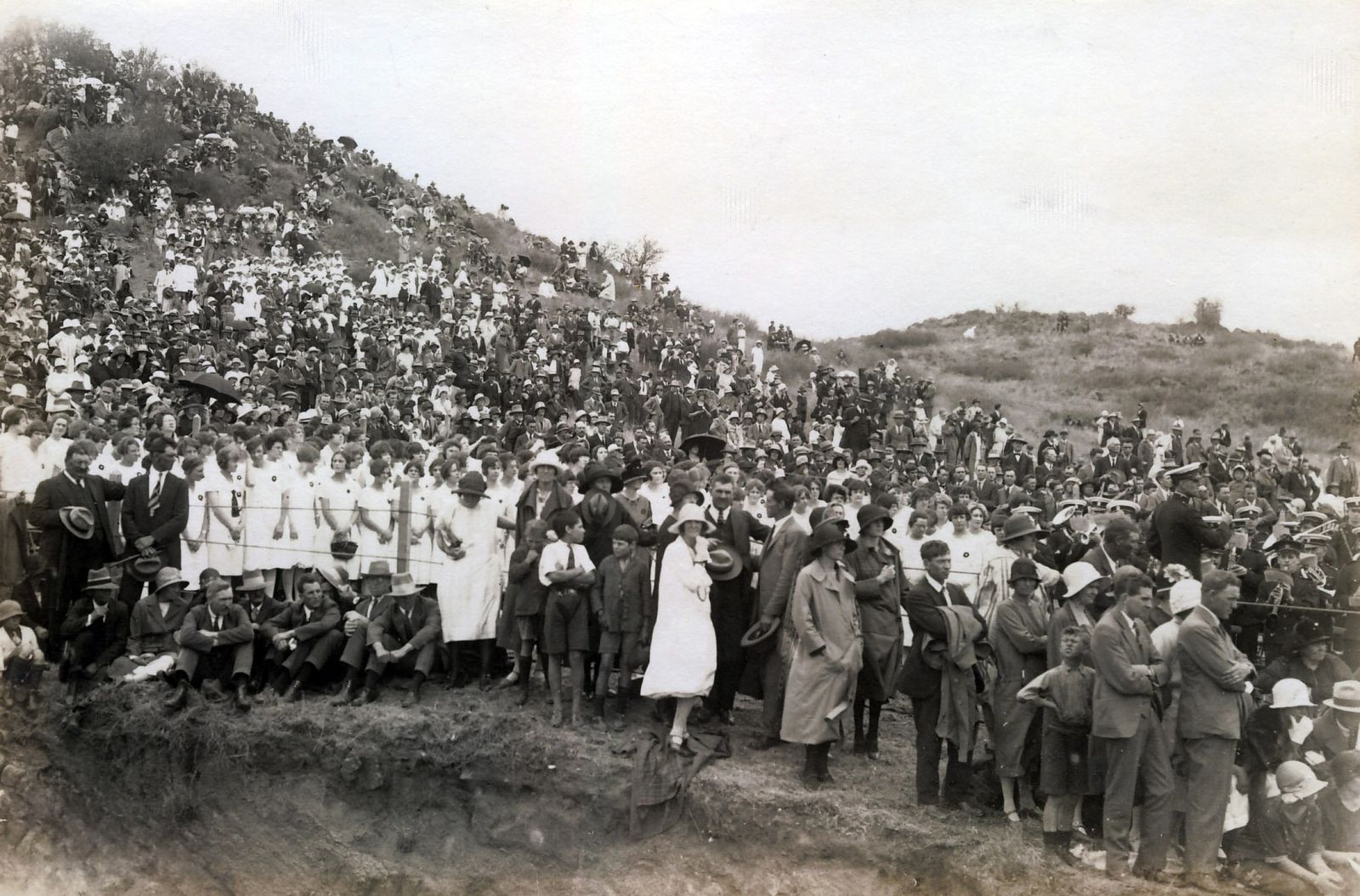 资料图：1926年10月霍布豪斯国葬期间，部分悼念者聚集在妇女纪念碑后方的山坡上。 / Supplied / The Story  ...