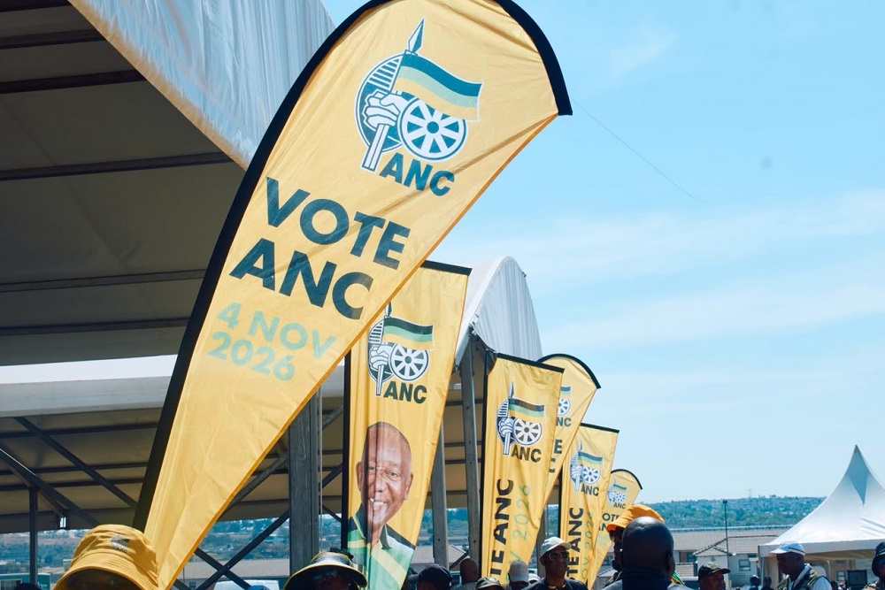 2026年8月23日竞选活动中的非国大旗帜资料照片。 / X @MYANC