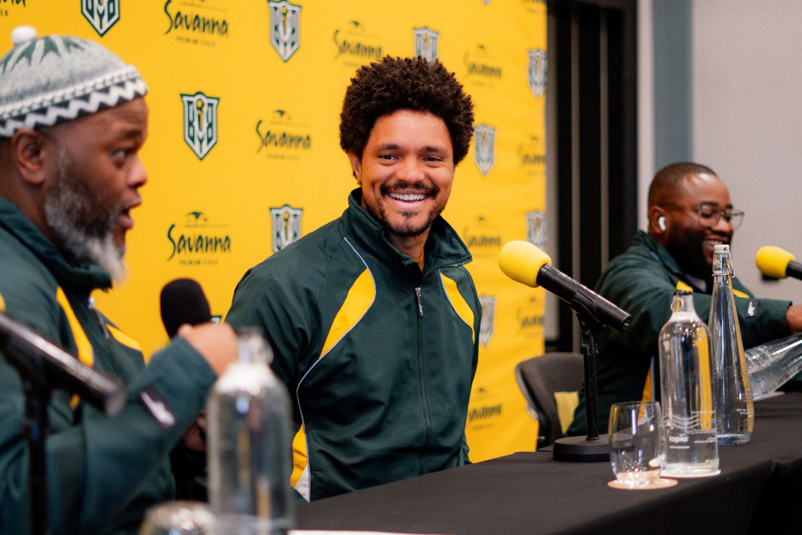 Trevor Noah（中）、Ntosh Madlingozi（左）及Eugene Khoza出席南非喜剧节记者会。 / South African Festiv ...