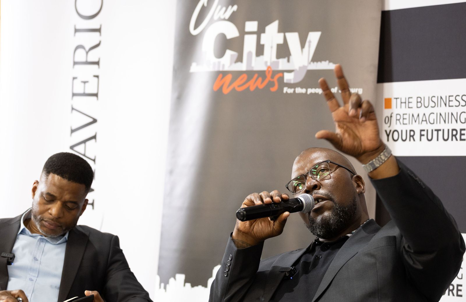 Zweli Nyathi（右）表示，约堡道路并非为重型货车设计。 / OUR CITY NEWS/James Oatway ...