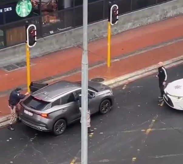 市警在Sea Point追捕涉嫌非法捕捞鲍鱼人员。 / Screengrab
