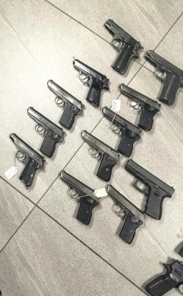 警方扣押的枪械；此次检查共扣押140支。 / SAPS