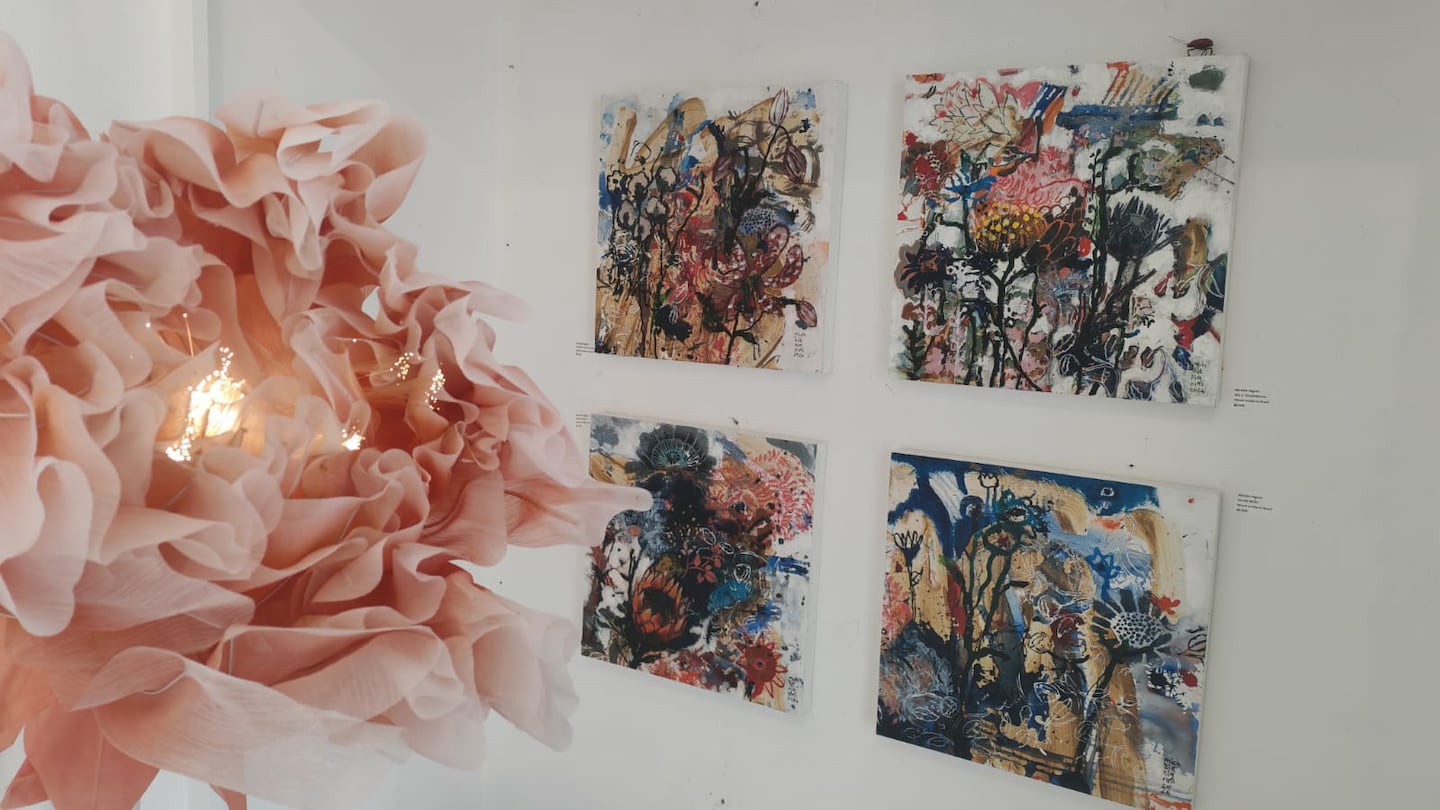 Michèle Nigrini的“Bloom After Fire”系列画作与机械花。 / Michèle Nigrini