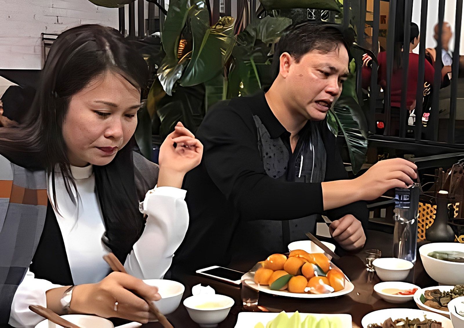Voi Lodge及DKC Trading业主Chu Dang Khoa（右），又名Michael Chu；原报道指其与南非、越南和东南亚的国际 ...