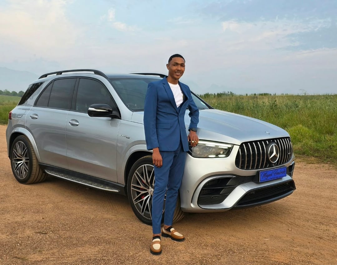 News24汽车编辑Janine van der Post正在测评Mercedes-AMG GLE 63 S，借此机会送米格尔前往毕业舞会。 / Lis ...