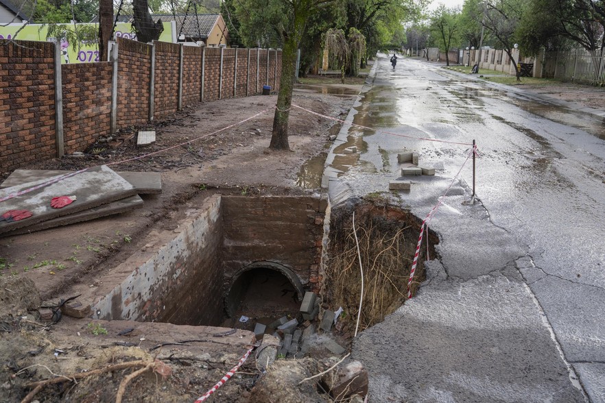 克莱克斯多普一处雨水排水口附近的道路正在塌陷。 / Ihsaan Haffejee