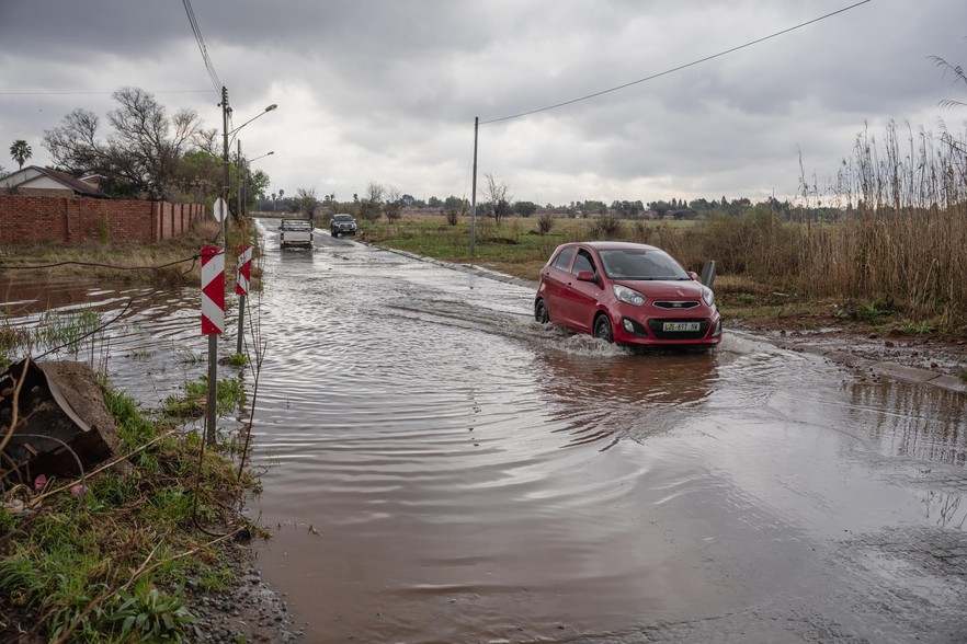 克莱克斯多普排水口堵塞、雨水系统维护不足，车辆驶过积水街道。 / Ihsaan Haffejee ...