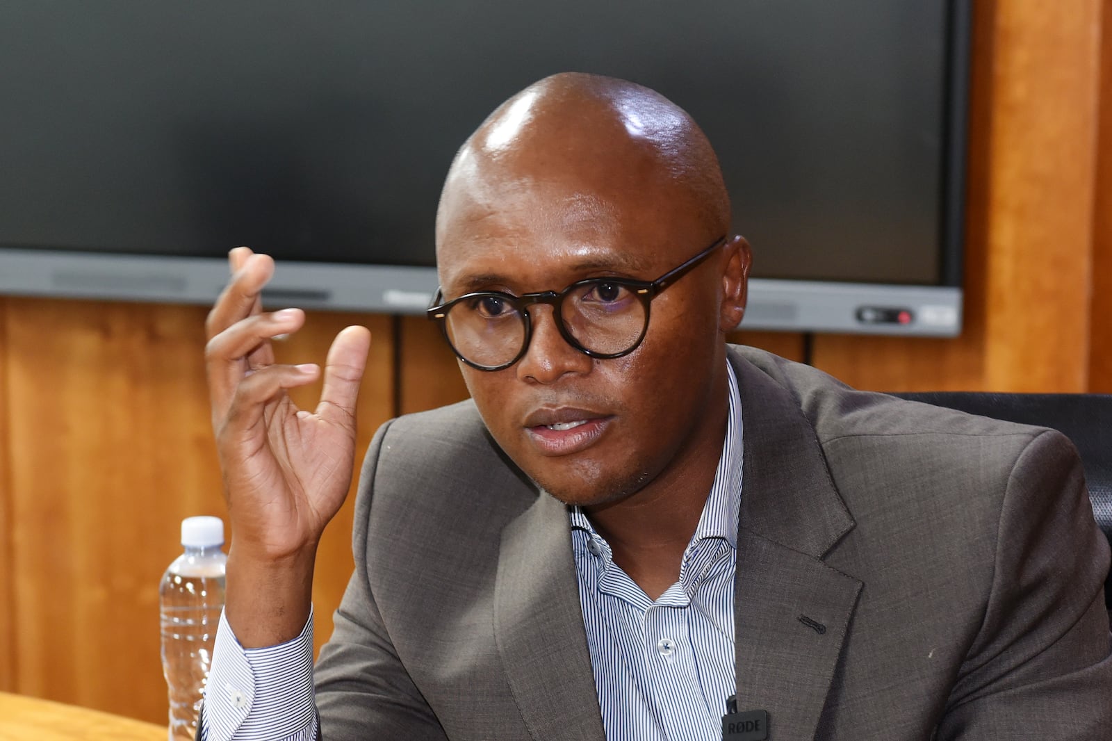 南非通信与数字技术部长Solly Malatsi接受采访。 / Business Day／Freddy Mavunda