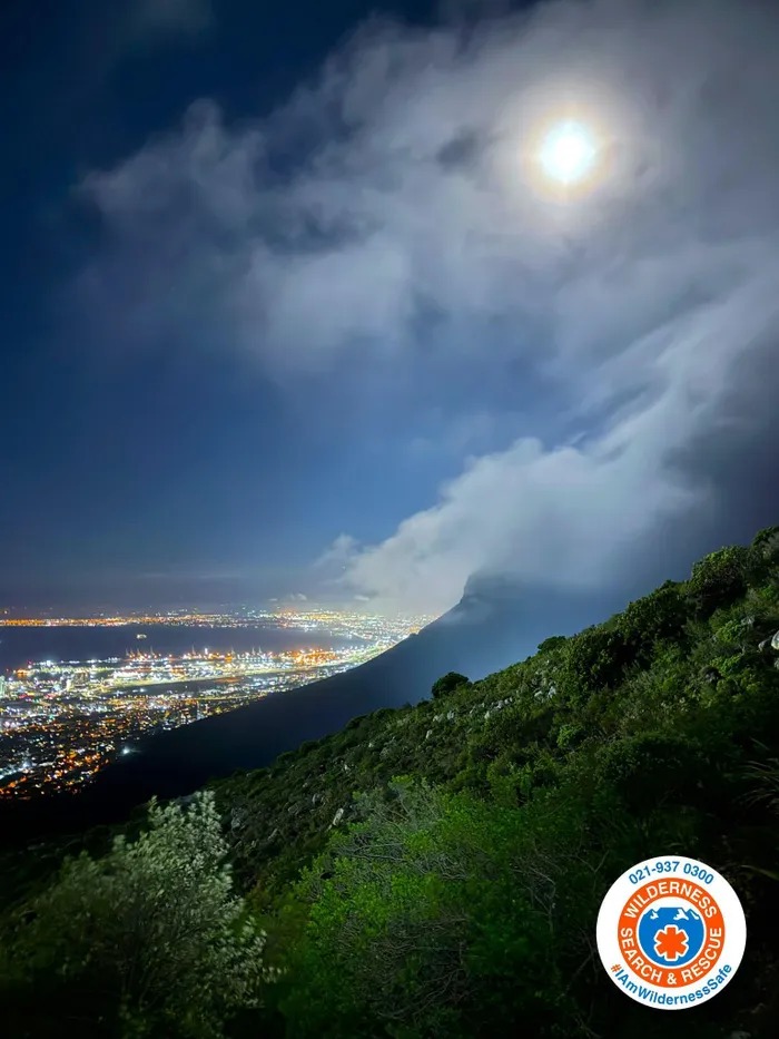 下山途中可见开普敦夜景。 / James Dijzel