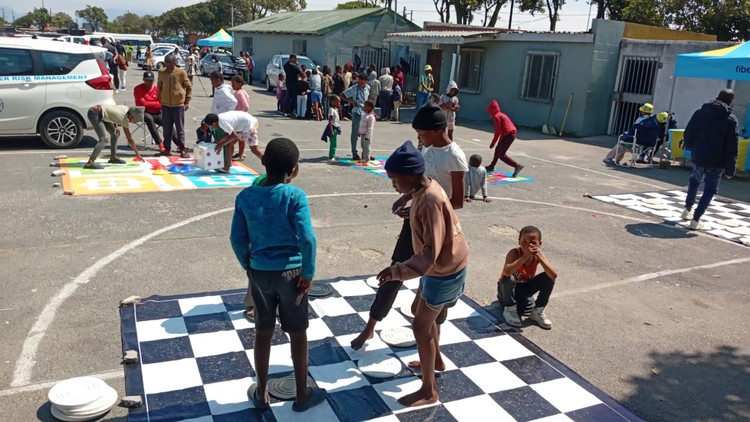 孩子们参加Browns Farm社区体育节的游戏活动。 / Sandiso Phaliso / GroundUp