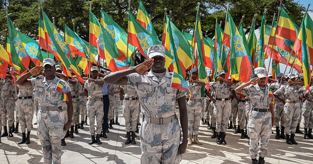 资料图片：埃塞俄比亚国防军士兵持国旗参加纪念阵亡士兵的仪式。 / Copyright 2022 The Associated Press.  ...