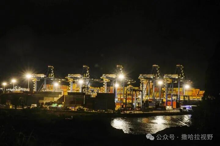 2026年9月12日拍摄的喀麦隆克里比深水港夜景。 / 新华社发（科普索 摄）