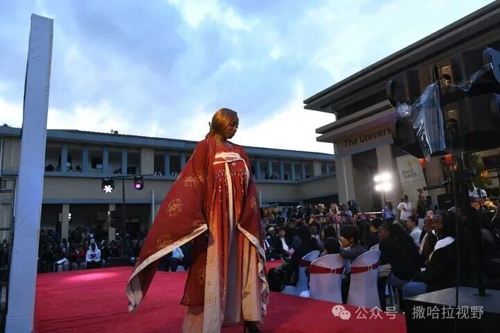 2026年9月23日，在肯尼亚内罗毕，模特在中非人文交流中秋时尚秀上走秀。 / 新华社记者 刘琼 摄 ...